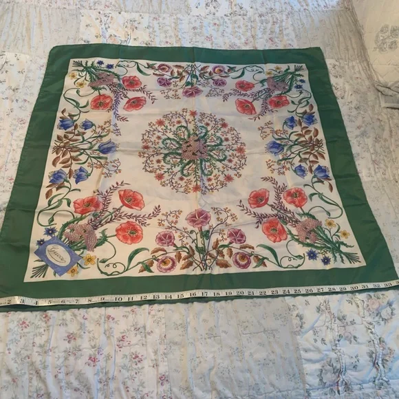 Vintage GUCCI Iconic "Flora" Silk Scarf with Green Border - Picture 11 of 11